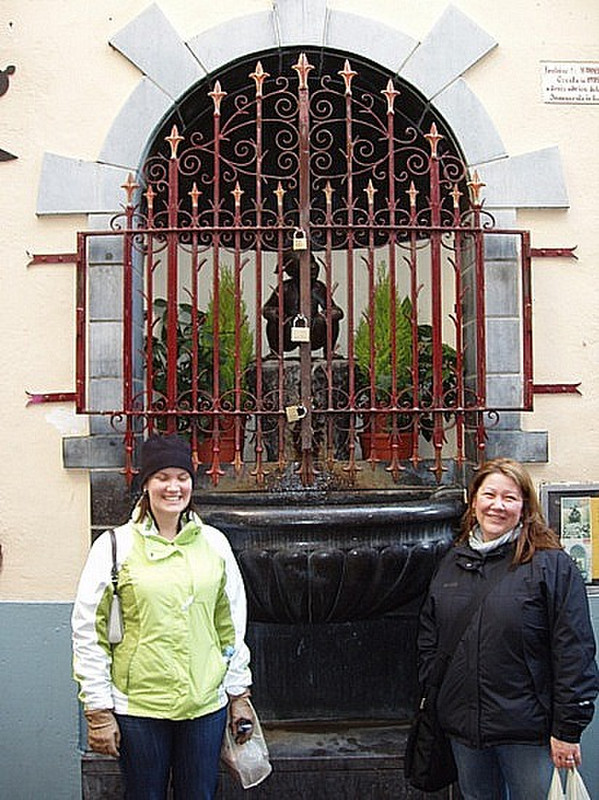 Andrea and Kim with Jeanneke Pis