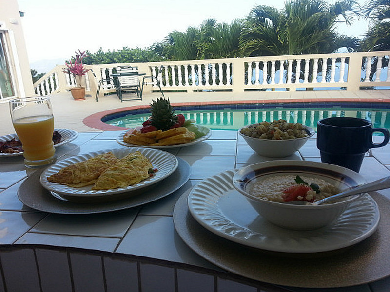 Elton&#39;s amazing breakfast at the pool