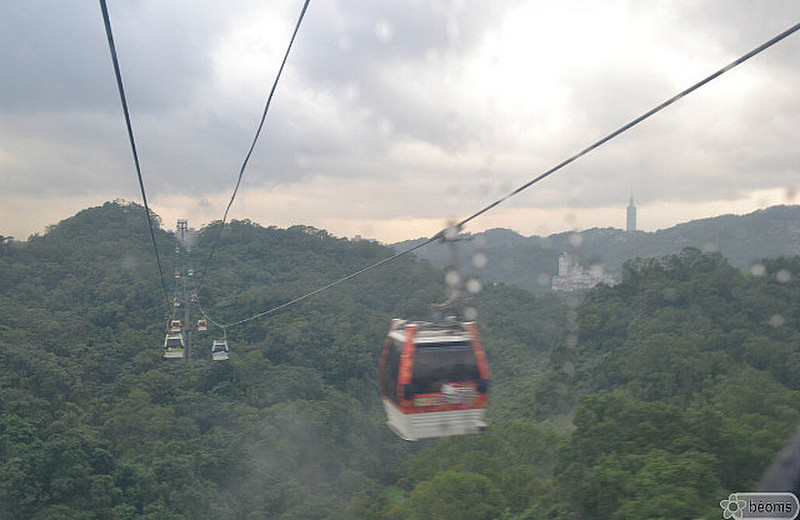 cable car to maokong with view on Taipei 101