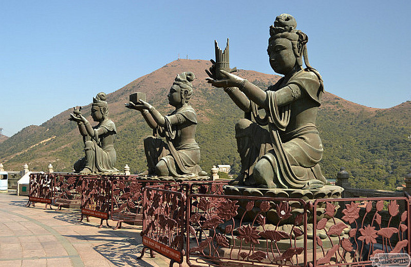 statues around the Buddha
