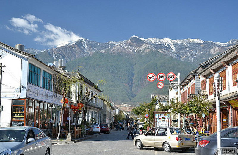 street in Dali and the mountain in the background