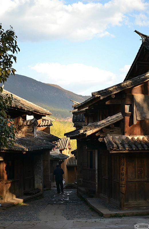 late afternoon light in Shaxi