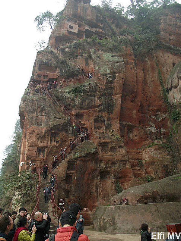 cliff and stairs down to the bottom of Dafo