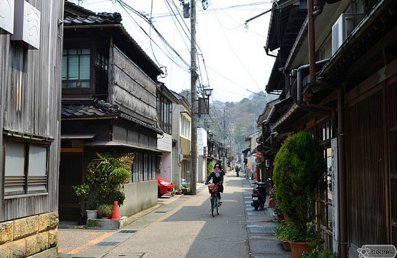 small street in the geisha district