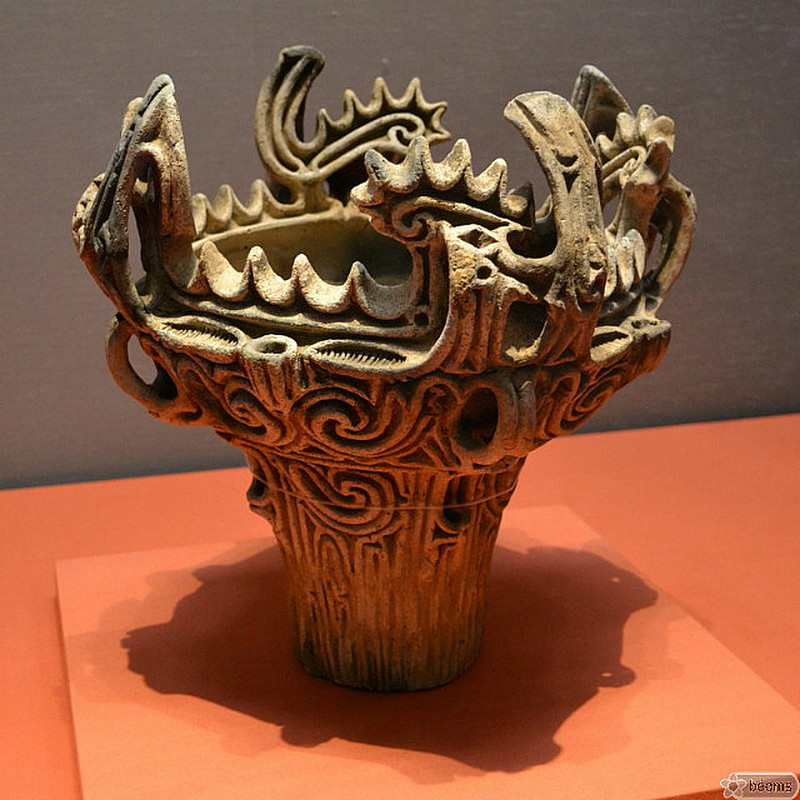 bowl with flame ornament (2500 BC)