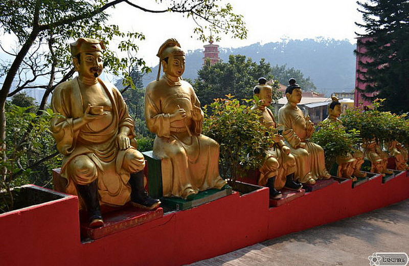 10 000 buddhas monastery