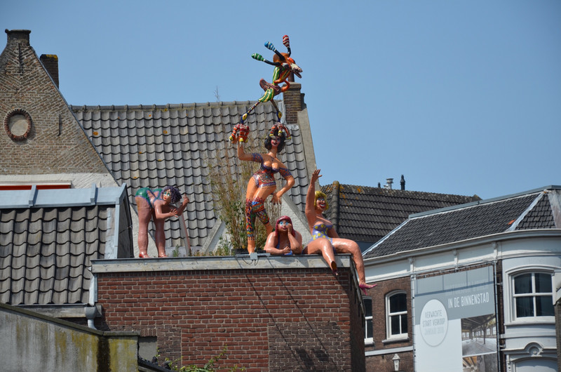 Statue of naked women on Gouda