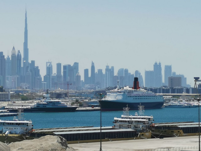 A clearer day in Dubai - Queen Elizabeth 2 in the foreground