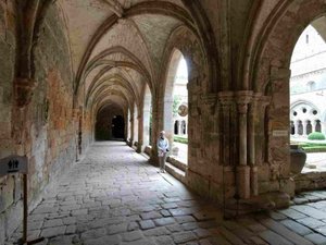 Abbaye Fontfroid 12 - Colanades to inner rectangle