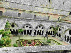 Abbaye Fontfroid 19 - Flowered rectangle from above