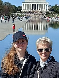 Sophie & Roz in front of Lincoln Memorial