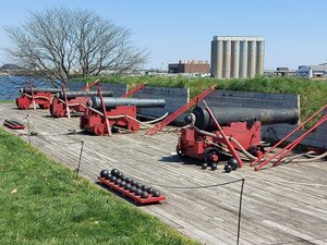 Fort McHenry 3 - Recreation of cannon used to repel British Fleet in 1814