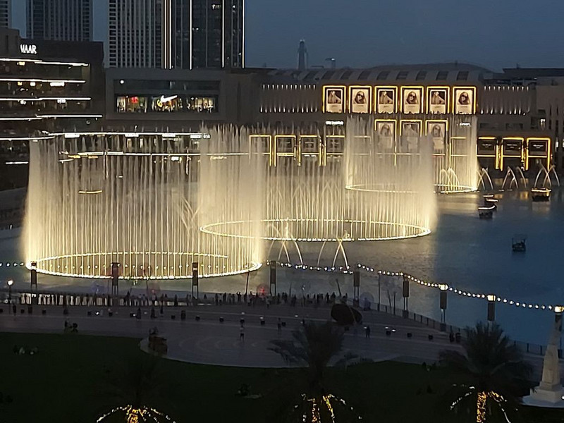 Dubai 10 - Dubai Fountain after dark