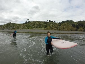 Surf lesson in Raglan