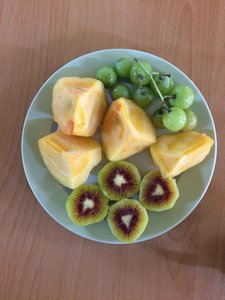 Kaki and red kiwi fruit