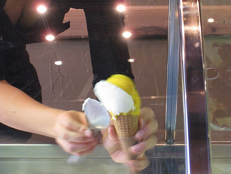 The making of the gelato flower