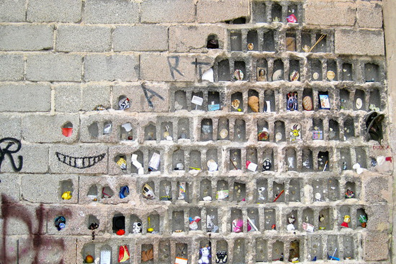 Spontaneous art installation in city wall