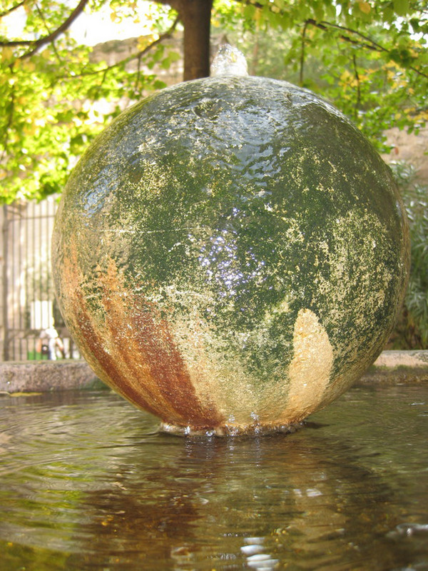 Fountain at Pont d&#39;Avignon