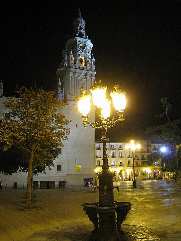 Logrono&#39;s cathedral by night