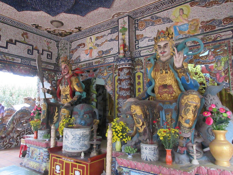 Statues at the Dragon Pagoda