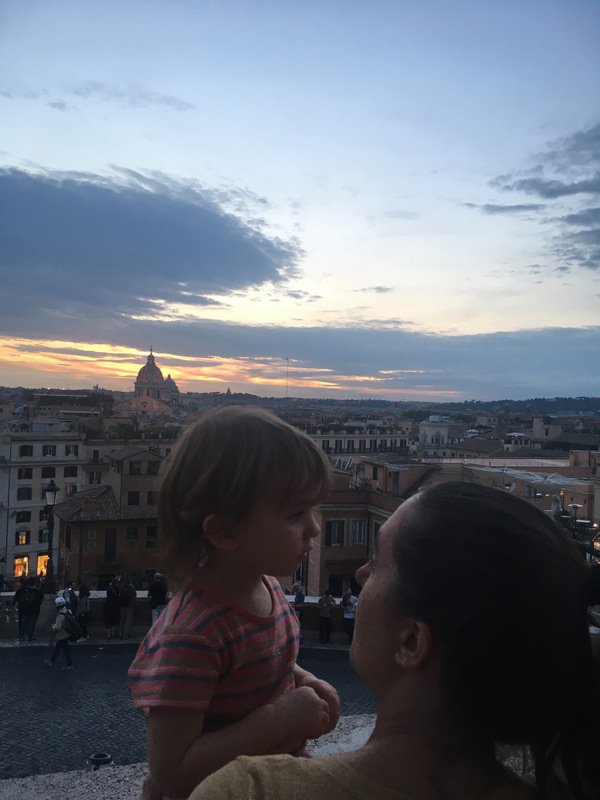 Romy contemple la vue de Piazza di Espana