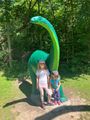 Les filles avec un dinosaure herbivore.