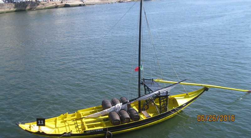Traditional boat for hauling port .