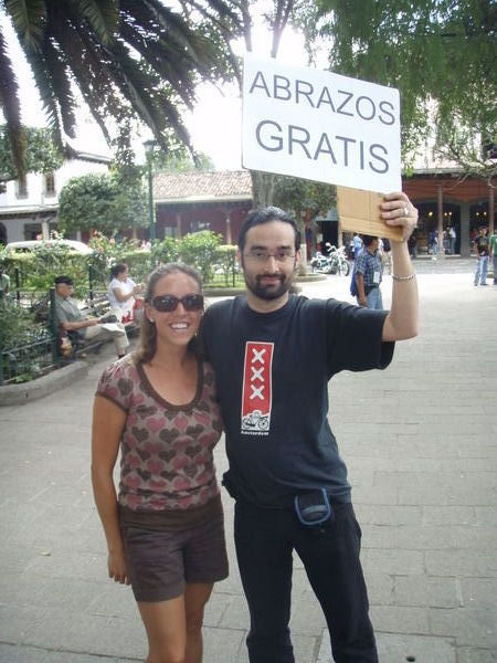 Abrazos Gratis (free hugs)