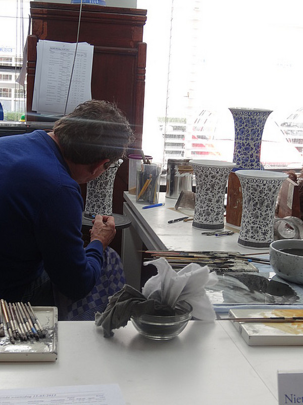Delft master painter at work