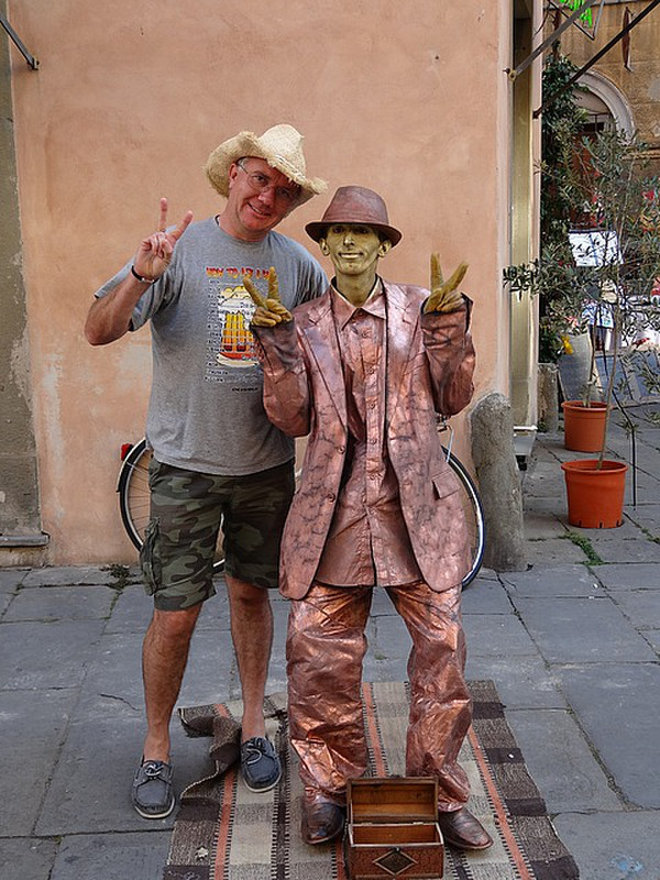 Photo with a street performer