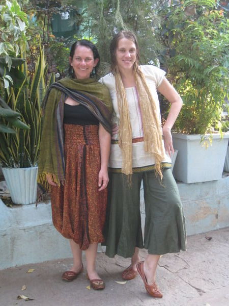 Ana and Caroline in their new Indian hippy outfits
