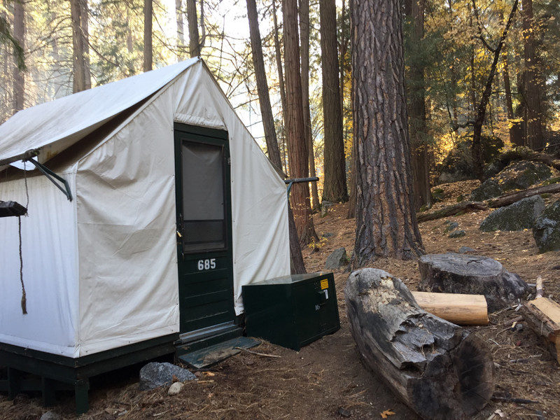 Vårt tält med björnsäkert skåp utanför