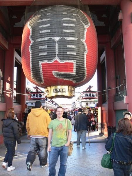 the biggest lantern in Tokyo