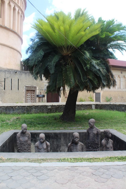 Statue commemorating history of slavery