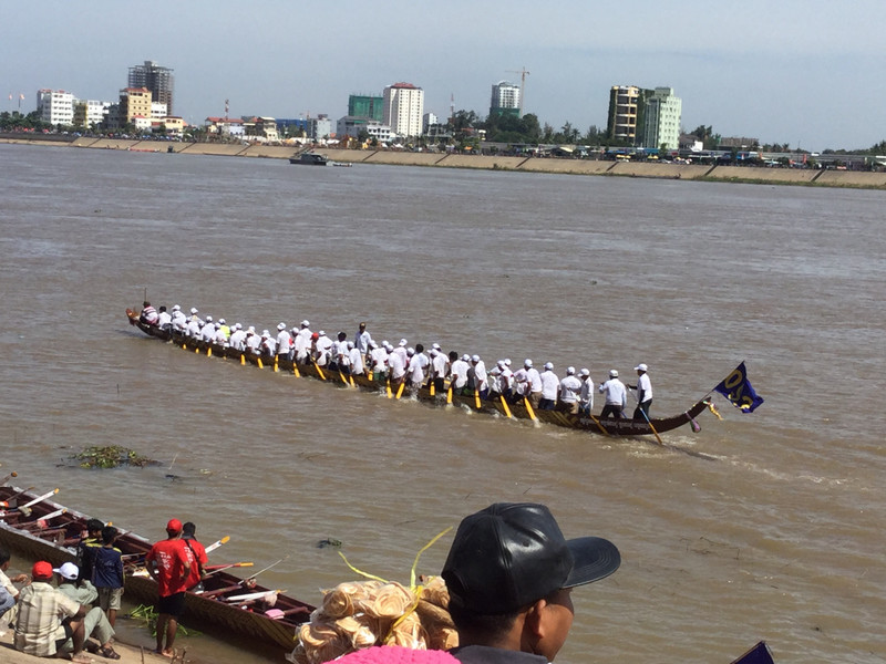 The white team paddling upstream 