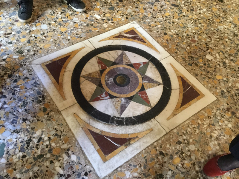 Marble pattern in the centre of the floor