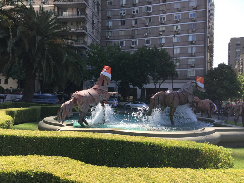 Even the horse sculptures are in the Xmas mood 