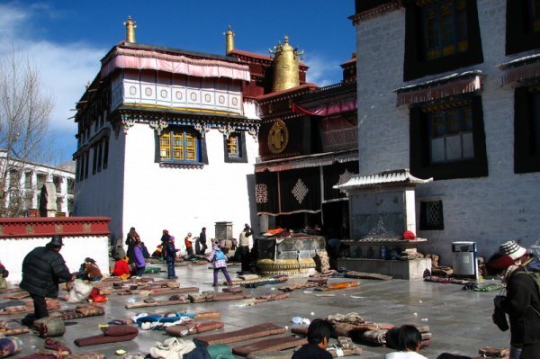 Pigrims pray at Jokhang Temple
