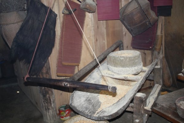 Primitive device used to grind corn.