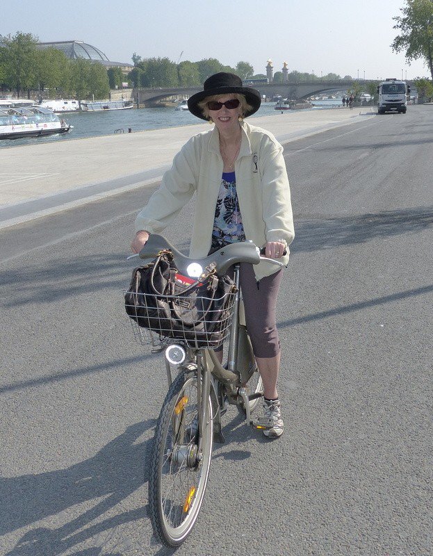 Riding the Paris hire bikes - do I look the part?