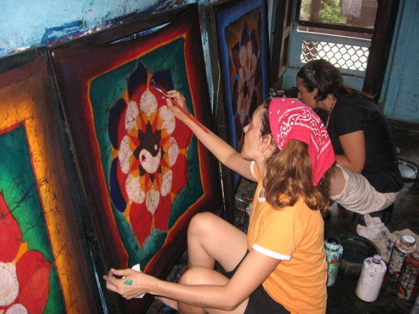 Ana pintando un mandala