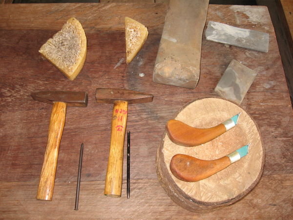 Las herramientas de trabajo, troqueladores, cuchillas y cera