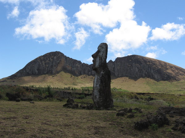 moai con volcan de fondo