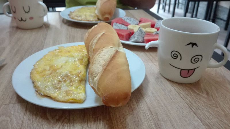 Breakfast in Hue: Banh mi with an omelette