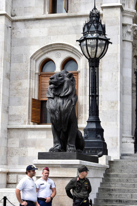 changing of the guard, Hungarian Parliament Building