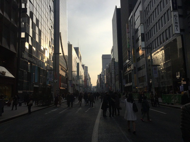 Die Ginza in Tokyo am Sanstagnachmittag - gesperrt für Autos!