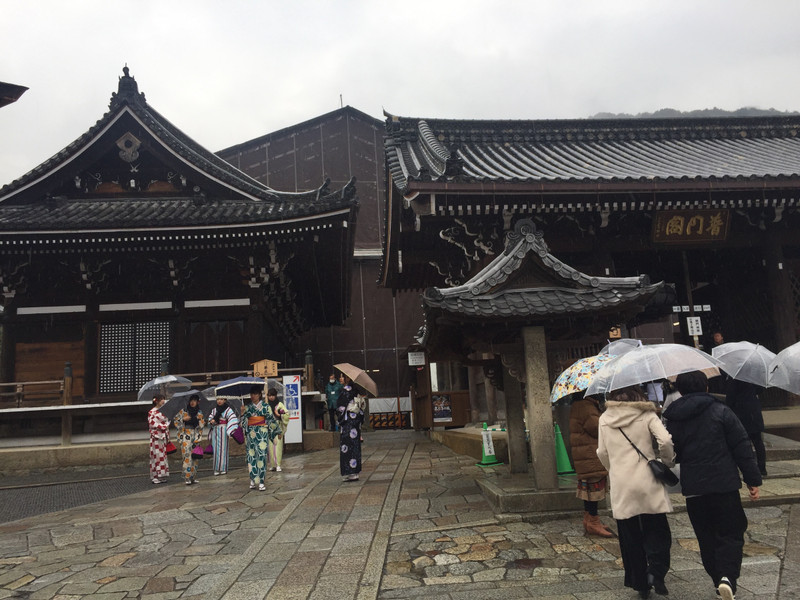 Falsche Meikos vor dem Kyomizu-Dera-Tempel
