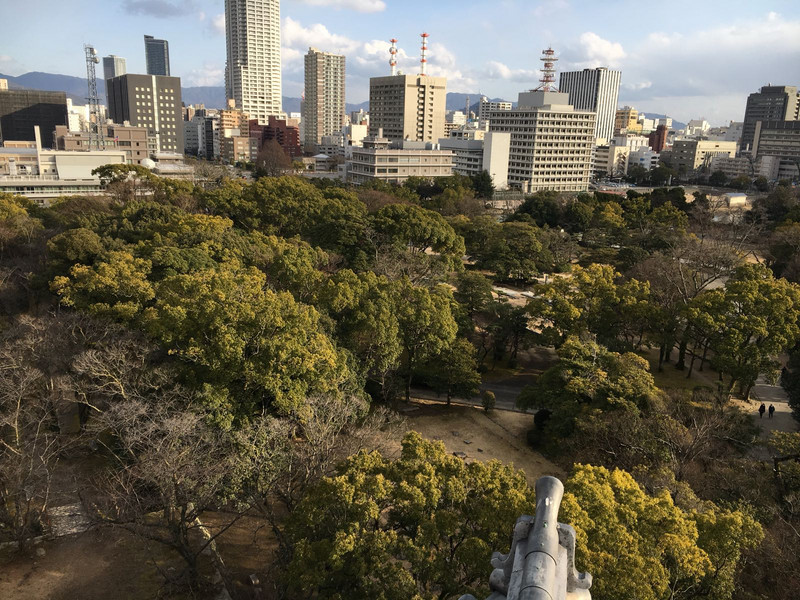 Park mit den Resten des Palastes von Hiroshima und moderne Hochhäuser 