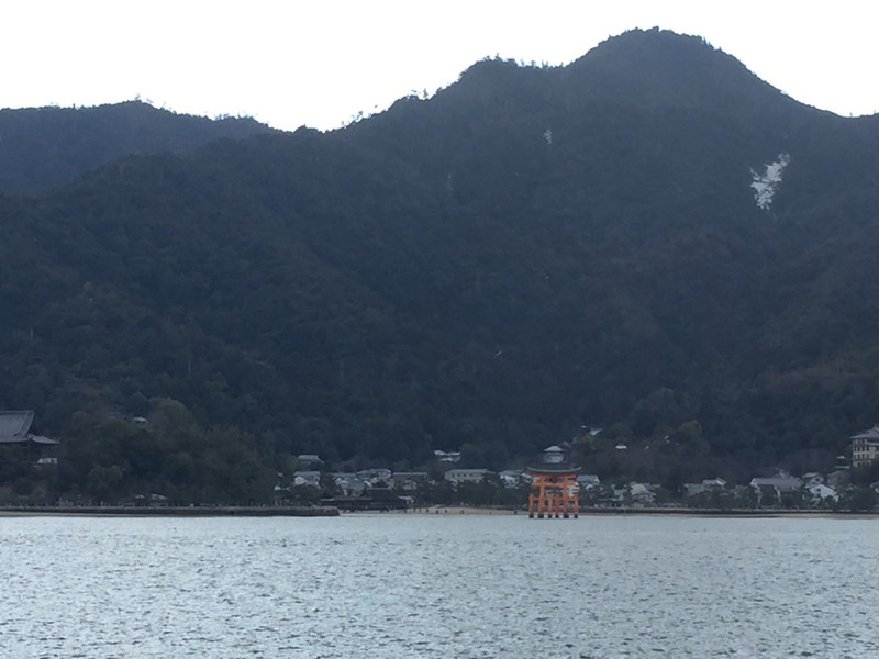 Torii vor dem Itsakushima - Schrein auf der Insel Miyajima bei HiroshimaS