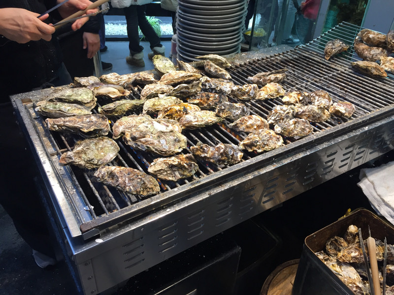 Austern auf dem Grill in Miyajima 